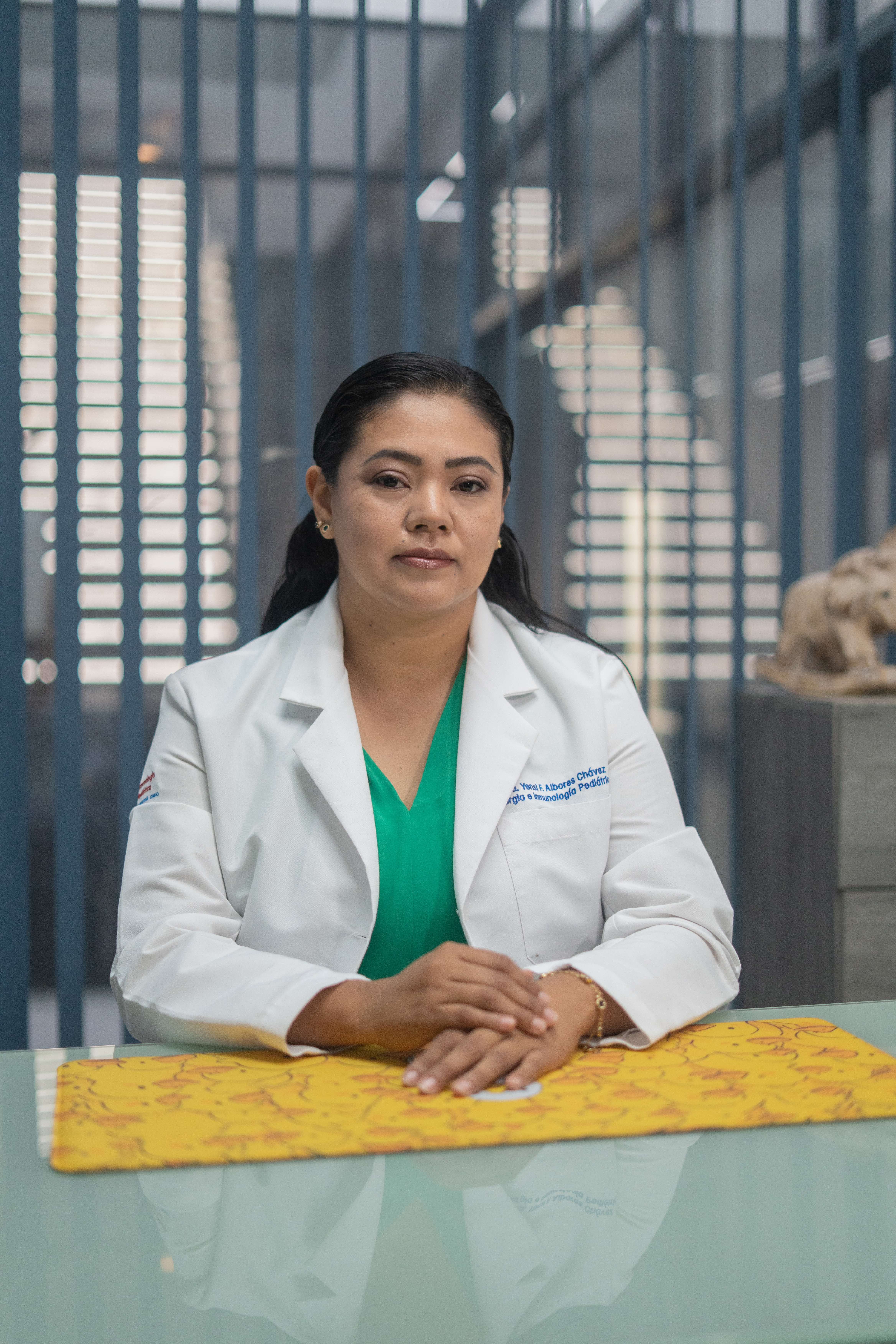 Dra. Yensi Albores en consulta